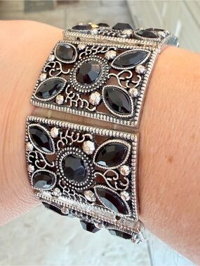 🍋 Silver-Tone Black Stone Filigree Stretch Bracelet